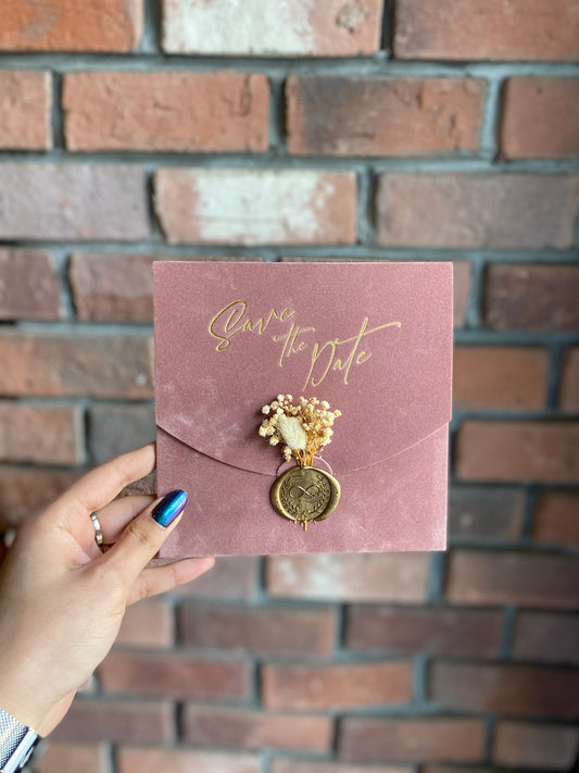 Faire-part de mariage carré en velours rose poussiéreux