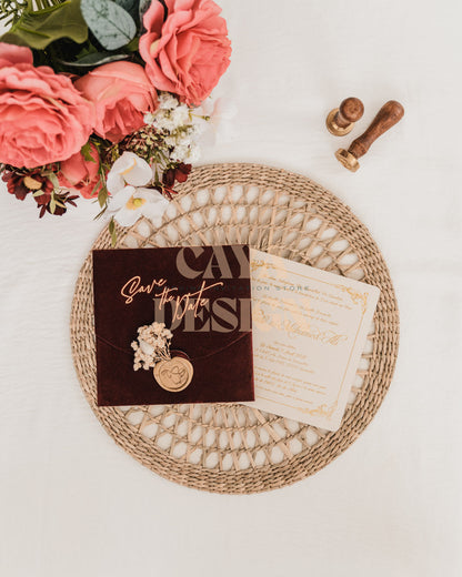 Faire-part de mariage carré en velours bordeaux